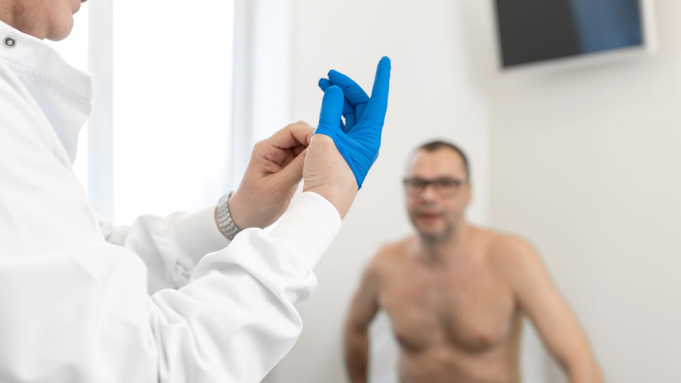 Untersuchung beim Urologen: Das Abtasten der Prostata ist eine wichtige Vorsorge. Die Angst, die viele Männer davor haben, ist unbegründet.