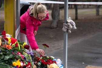 Eine Frau legt eine Rose an den Gedenkort in Dnipro, bei dem durch einen Raketenangriff mehrere Personen getötet wurden (Archivbild): Viele Menschen wurden durch den Krieg geteilt.