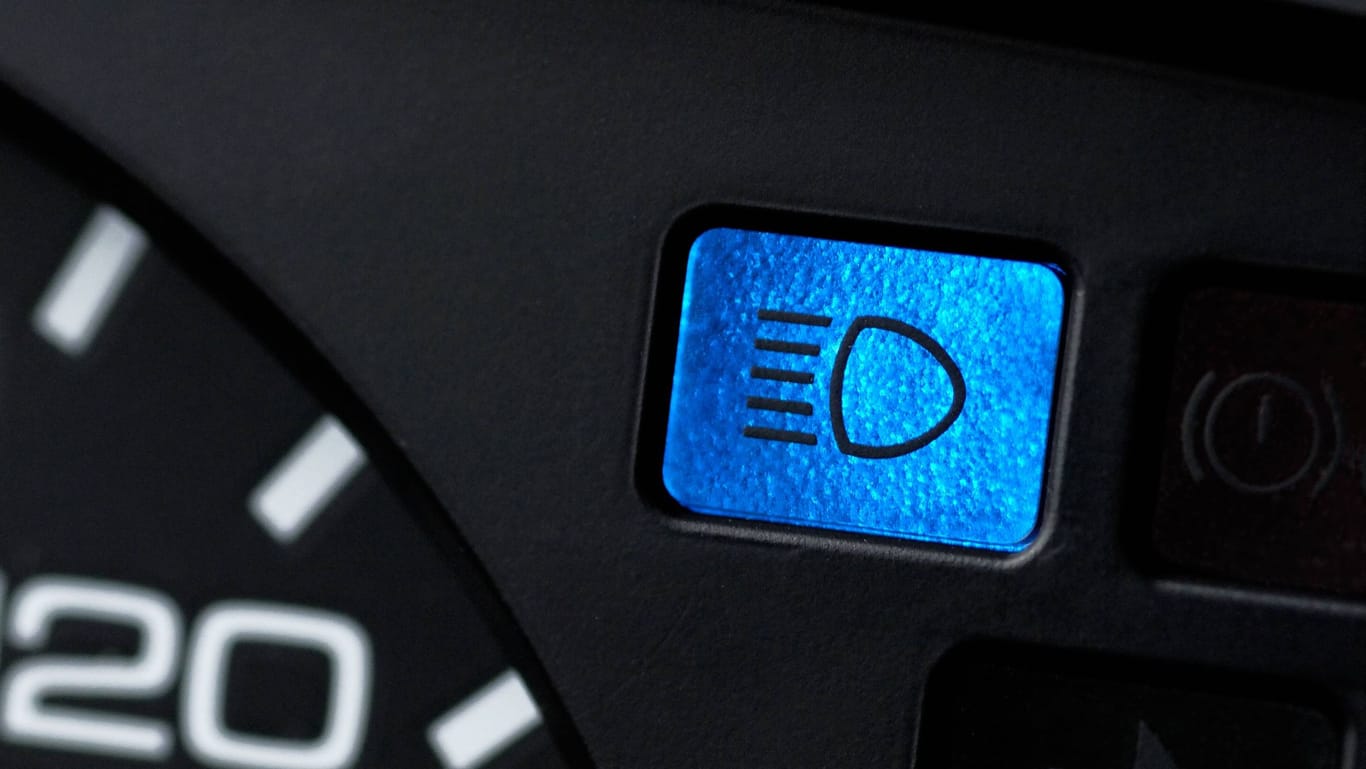 Blau hinterlegtes Symbol im Auto: Was bedeutet das?