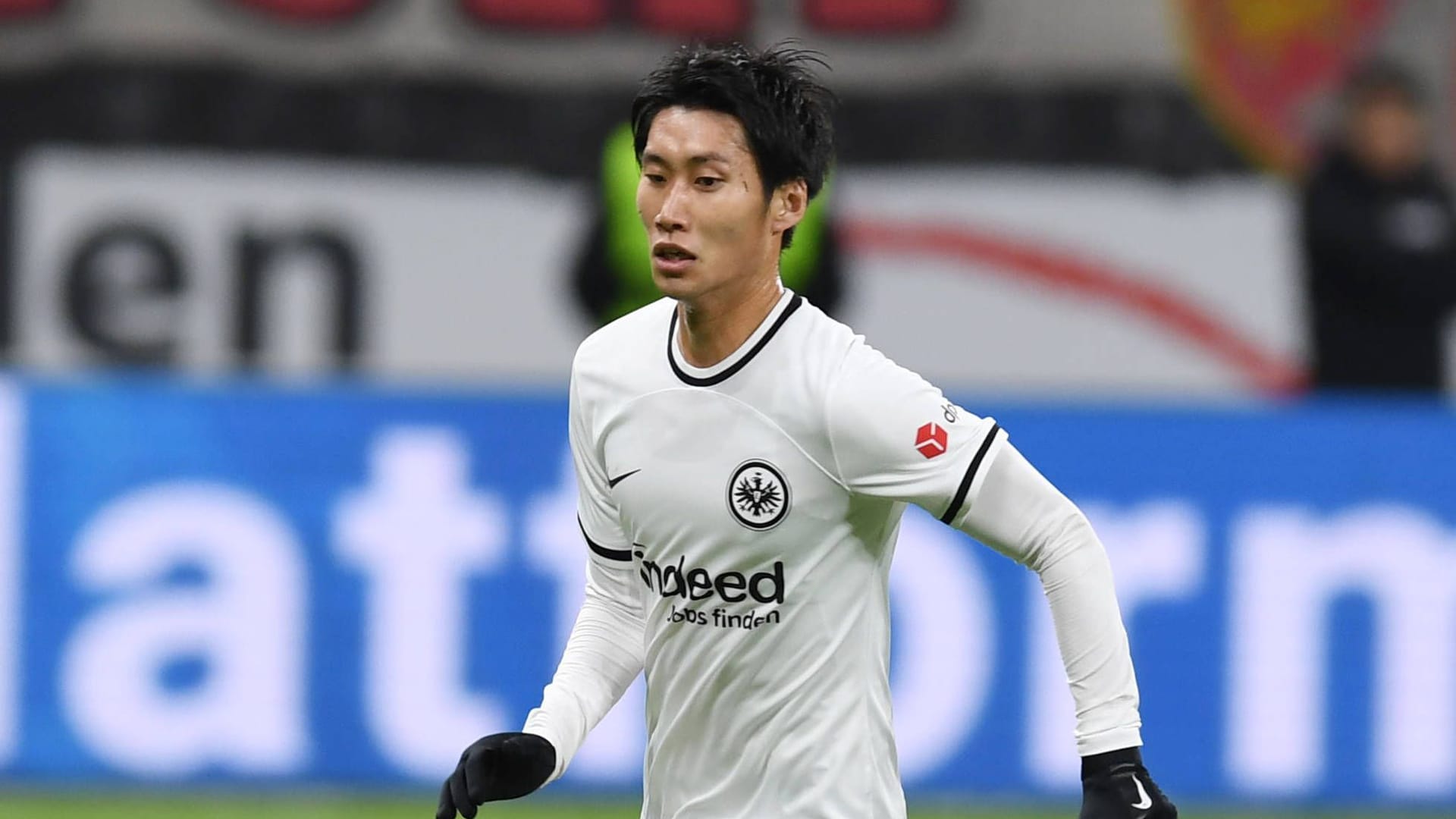 Daichi Kamada bei einem Bundesligaspiel (Archivbild): Bei einer Vertragsverlängerung könnte er eine Nobelpreis-Medaille bekommen.