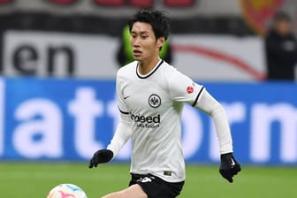 Daichi Kamada bei einem Bundesligaspiel (Archivbild): Bei einer Vertragsverlängerung könnte er eine Nobelpreis-Medaille bekommen.