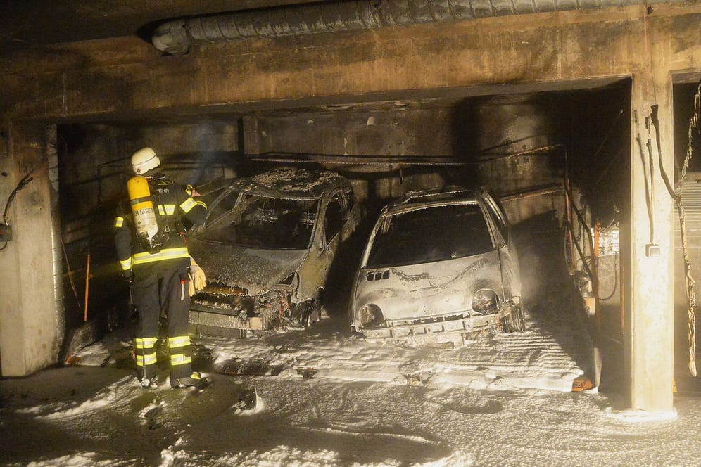 Brand in einer Tiefgarage: Drei Autos werden komplett zerstört.