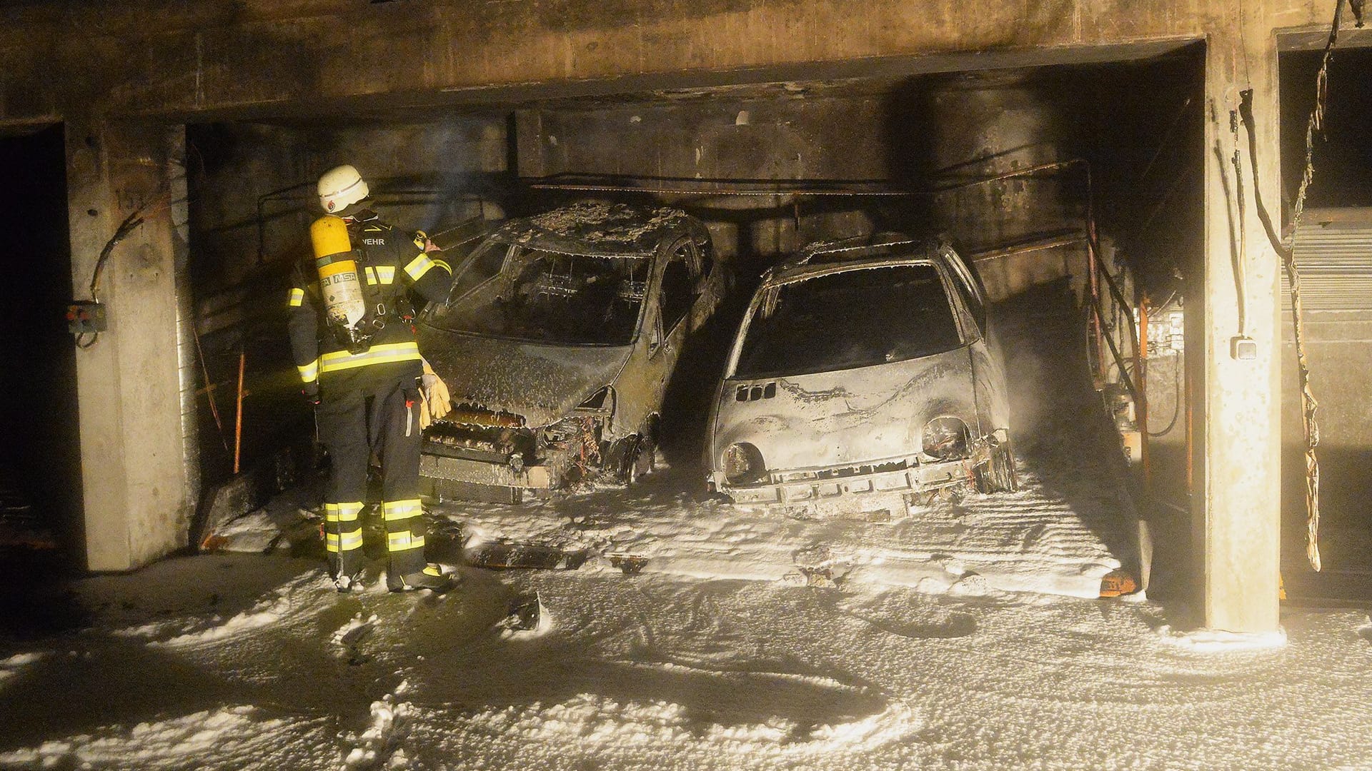 Brand in einer Tiefgarage: Drei Autos werden komplett zerstört.