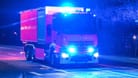 Ein Einsatzfahrzeug der Feuerwehr im Einsatz (Symbolbild): In Hannover kam es in der Nacht zum Montag zu einem schweren Verkehrsunfall.