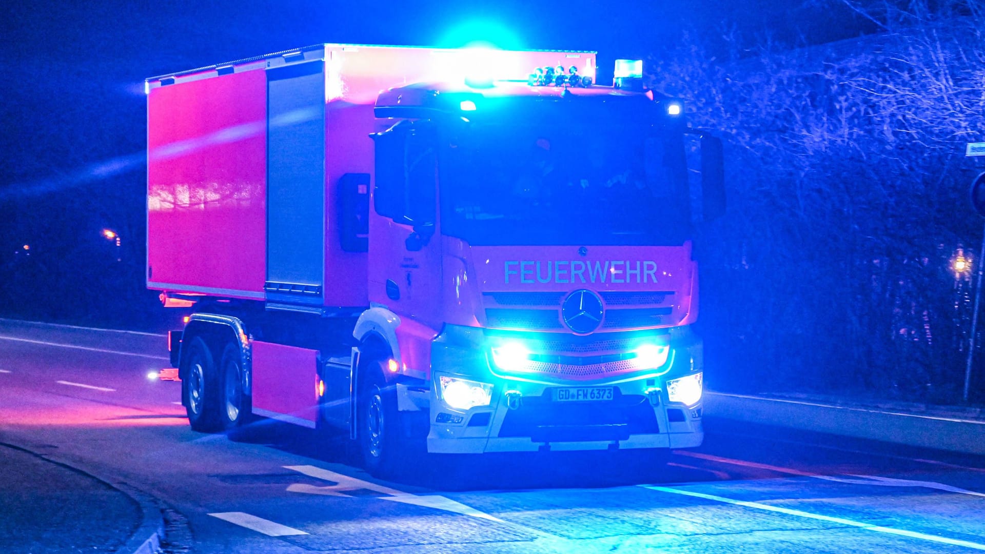 Ein Einsatzfahrzeug der Feuerwehr im Einsatz (Symbolbild): In Hannover kam es in der Nacht zum Montag zu einem schweren Verkehrsunfall.