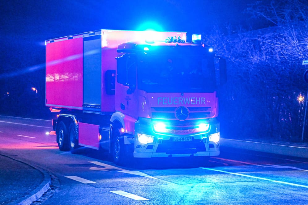 Ein Einsatzfahrzeug der Feuerwehr im Einsatz (Symbolbild): In Hannover kam es in der Nacht zum Montag zu einem schweren Verkehrsunfall.