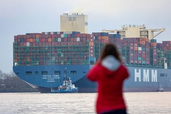 Ein Containerschiff verlässt den Hamburger Hafen (Symbolbild): Frauen an Bord sehen sich häufig Diskriminierungen ausgesetzt.