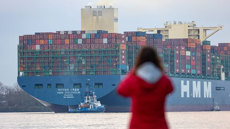 Ein Containerschiff verlässt den Hamburger Hafen (Symbolbild): Frauen an Bord sehen sich häufig Diskriminierungen ausgesetzt.