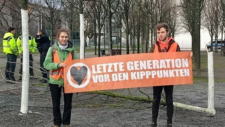 Aktivisten der "Letzten Generation" bei der Aktion: Sechs Personen bearbeiteten den Baum laut Polizei mit Handsägen.