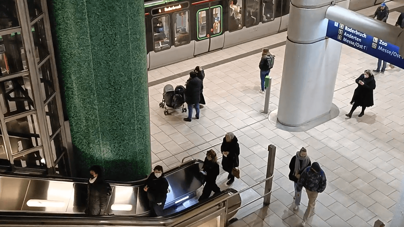 Die einen mit, die anderen "Oben Ohne": In Hannover ergibt sich nach dem Ende der Maskenpflicht ein gemischtes Bild.