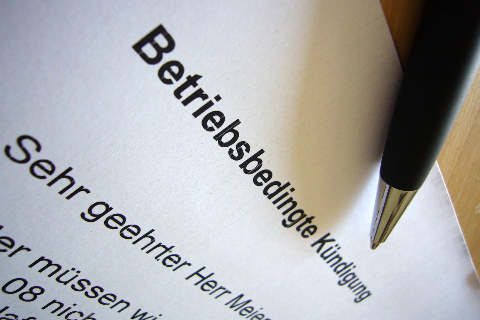 Anfechtbar: Betriebsbedingte Kündigungen in Unternehmen sind nicht immer rechtens.