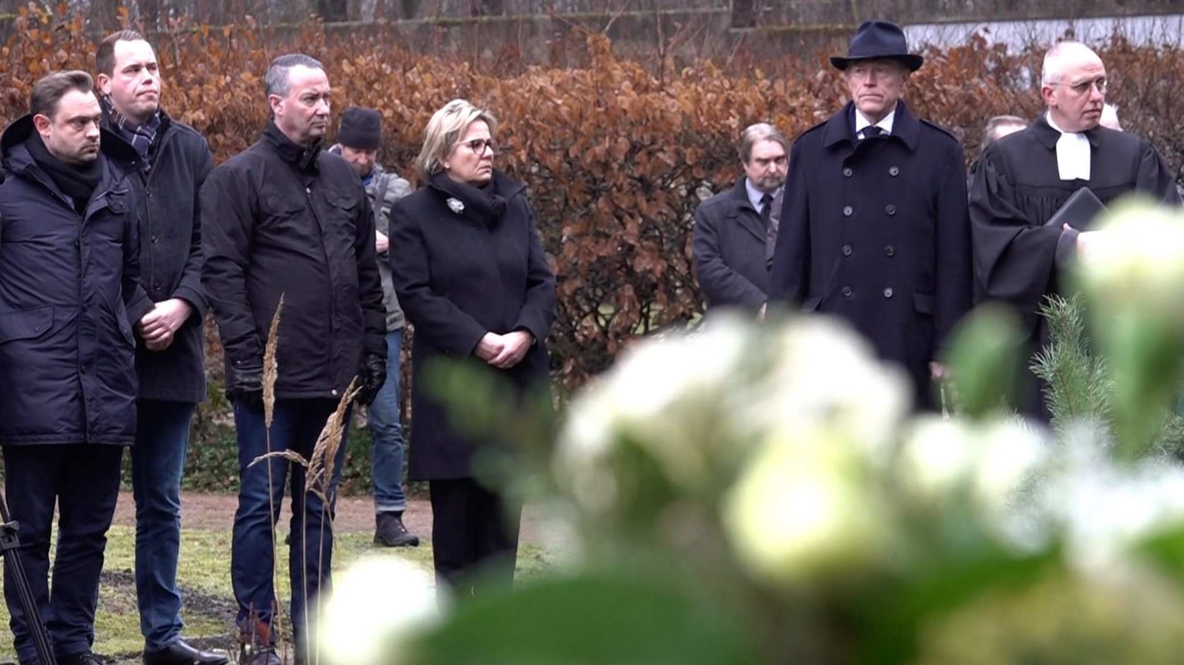 Mit Kranzniederlegungen auf den Nordfriedhof haben die Gedenkfeiern zum Jahrestag der Zerstörung der Elbestadt im Zweiten Weltkrieg begonnen.