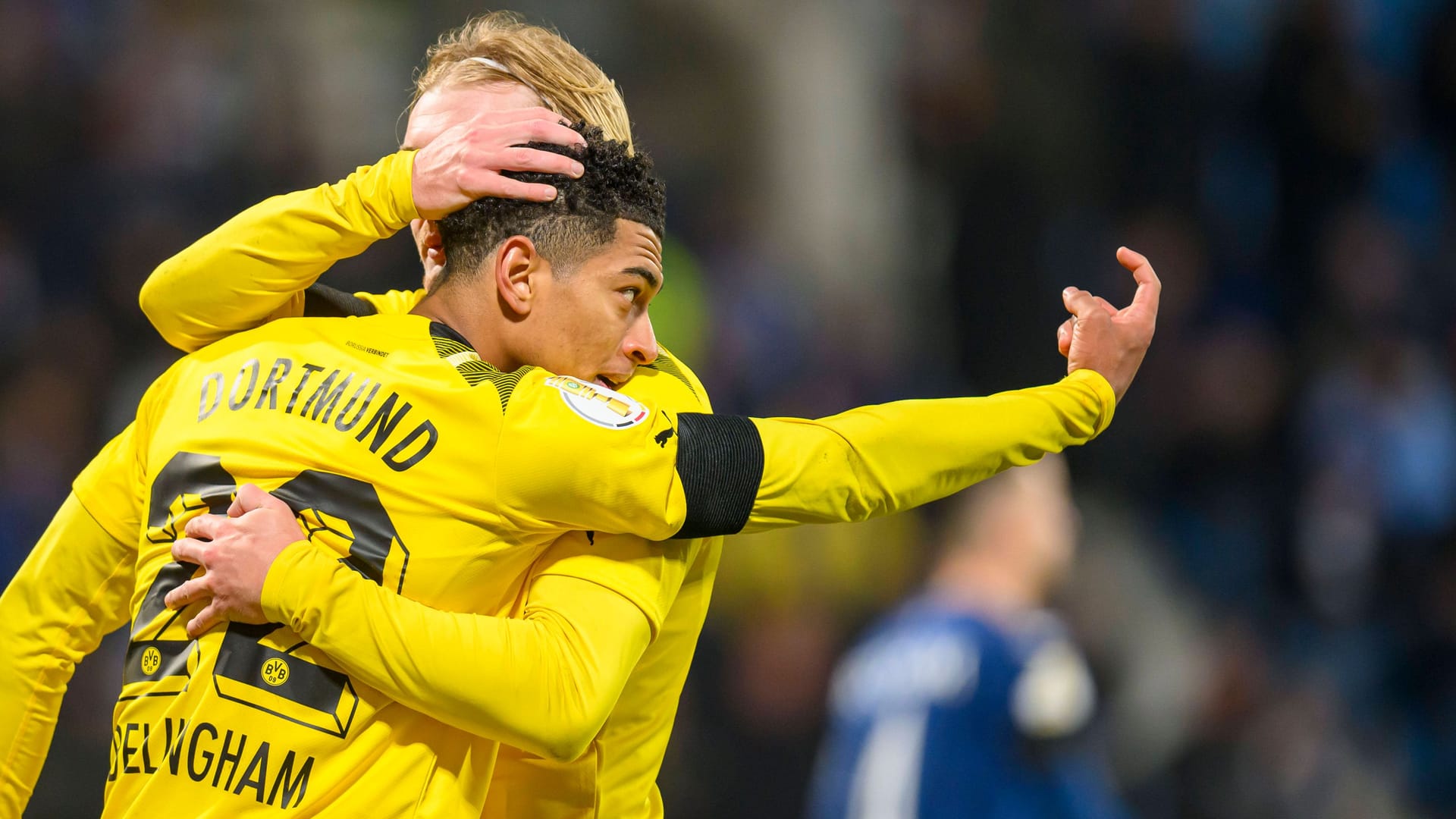 Jude Bellingham wird von Julian Brandt umarmt: Die BVB-Spieler erlebten die zweite Hälfte mit etwas Verspätung.