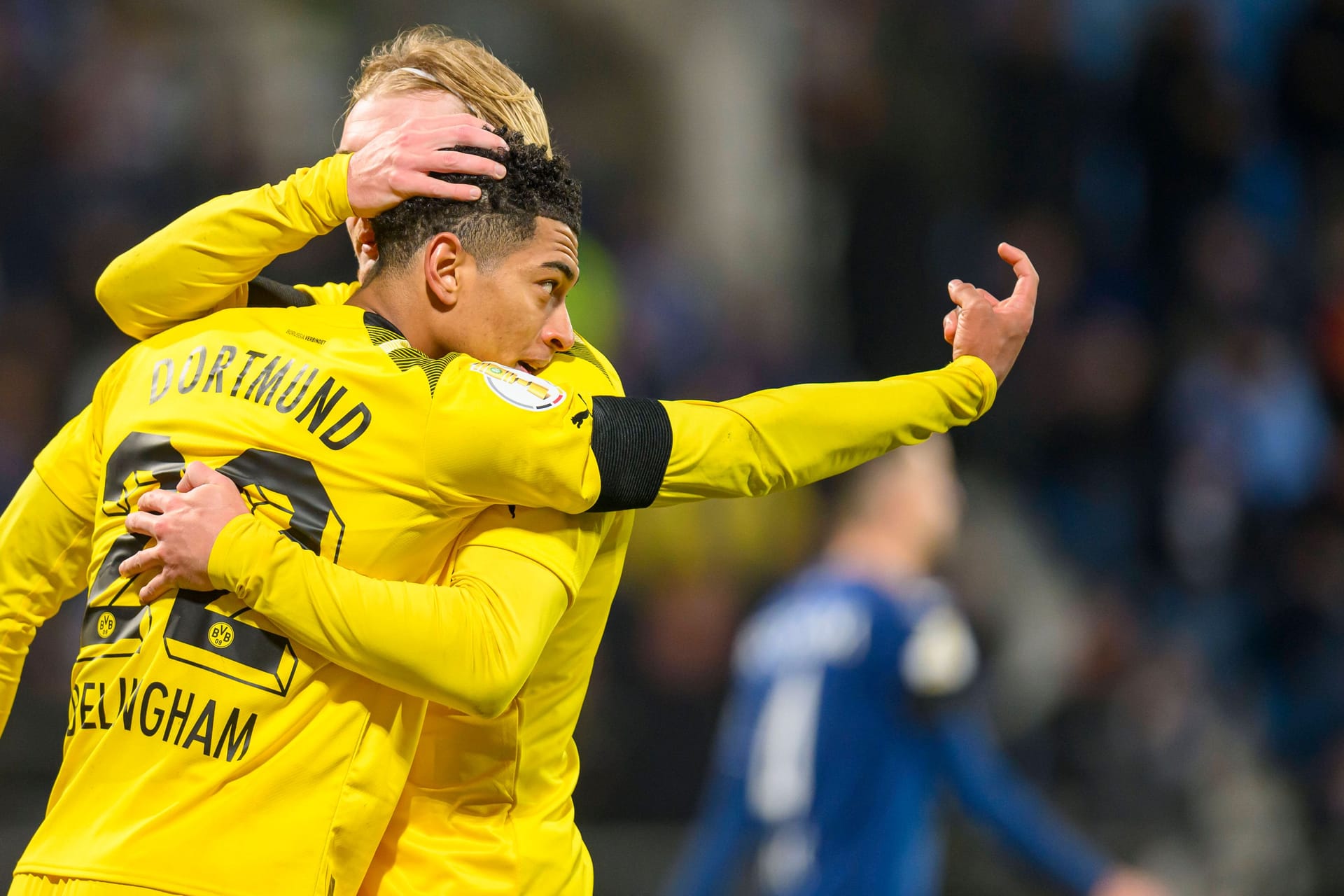 Jude Bellingham wird von Julian Brandt umarmt: Die BVB-Spieler erlebten die zweite Hälfte mit etwas Verspätung.