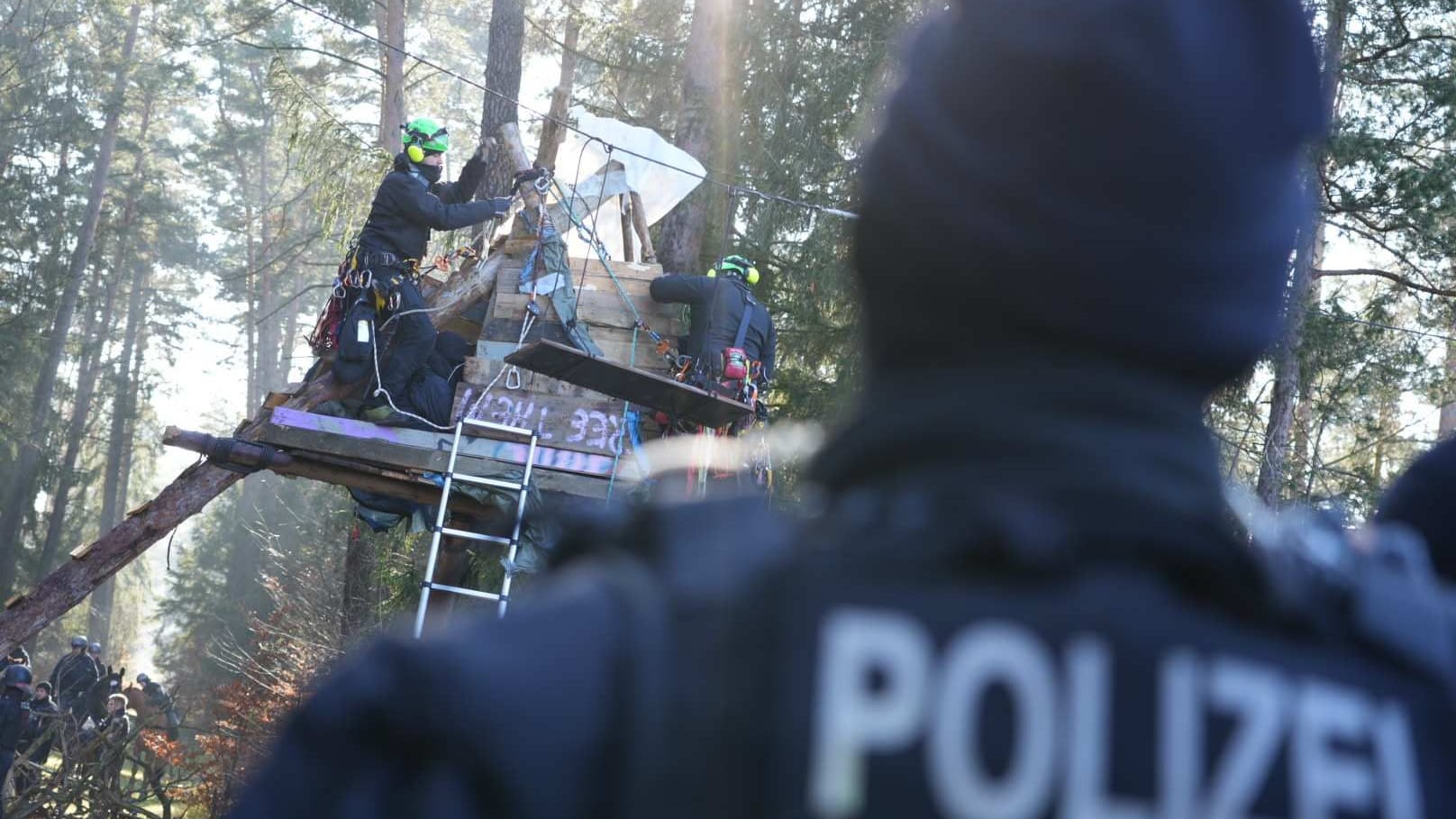 Die Einsatzkräfte beginnen bei der Räumung des Camps mit dem äußeren Rand.