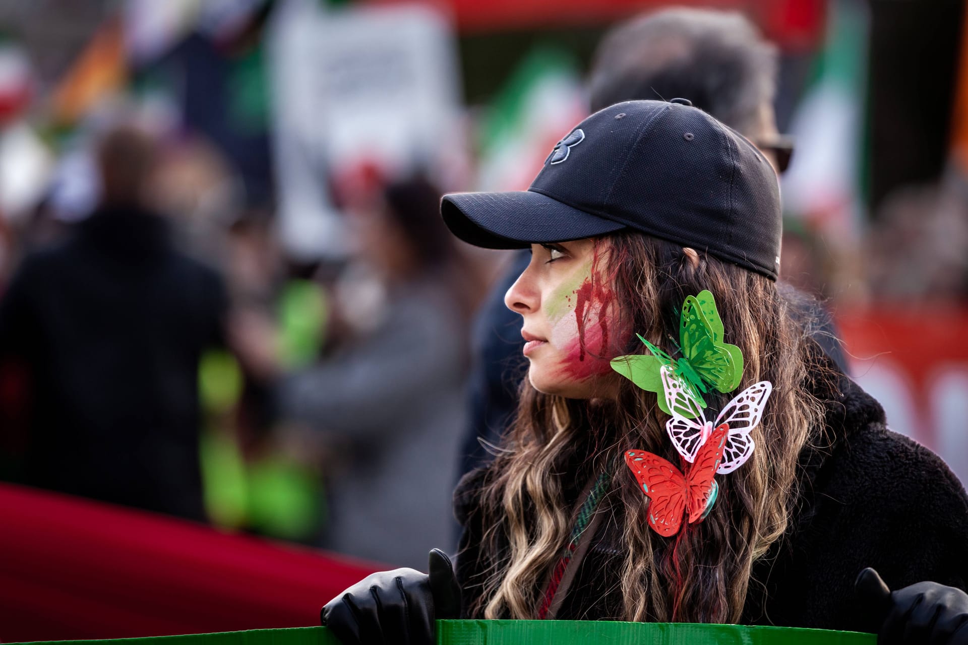 Eine Demonstrantin in Washington DC unterstützt den Widerstand im Iran: Weltweit solidarisieren sich Menschen mit dem Freiheitskampf der iranischen Bevölkerung.