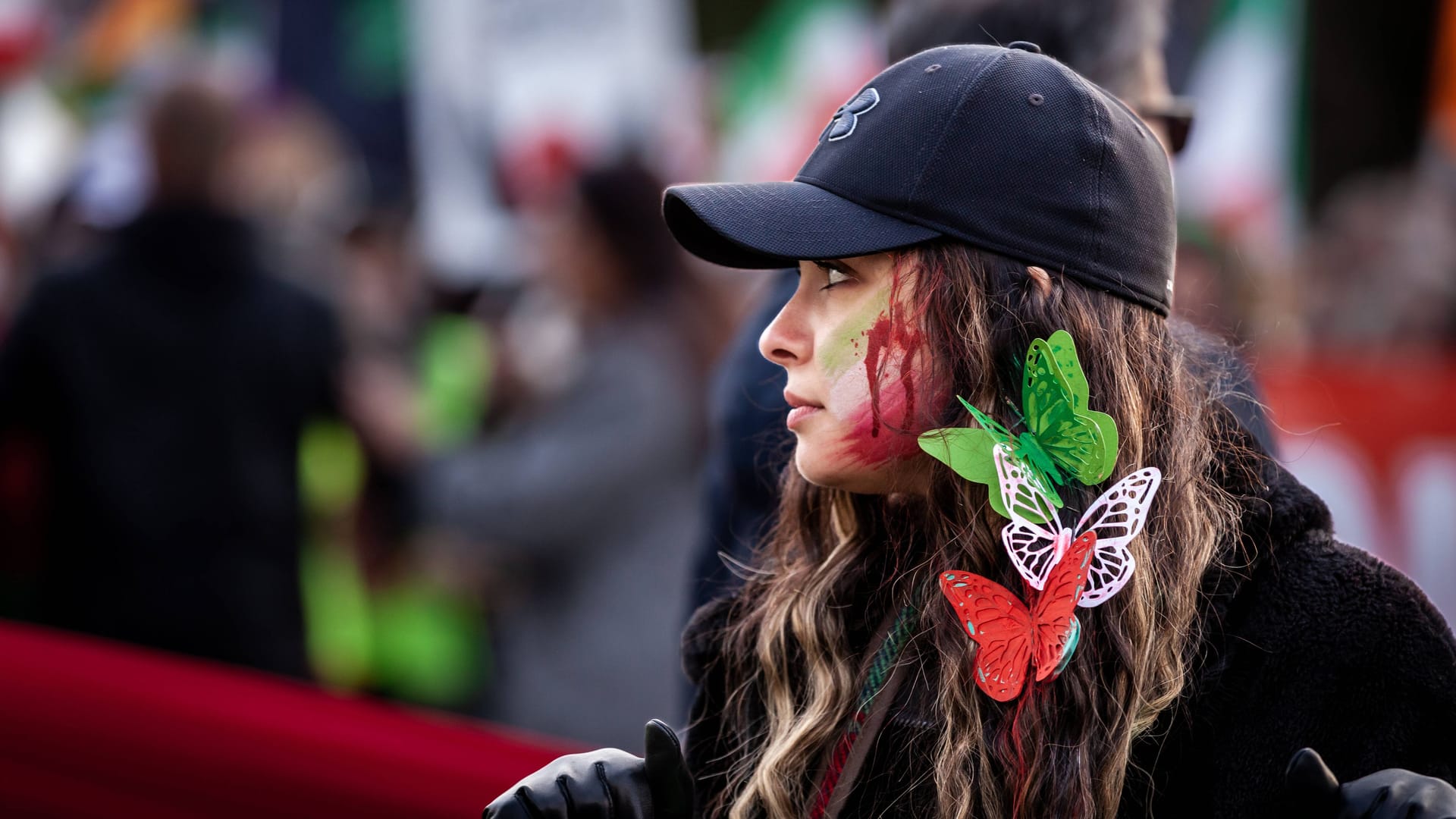 Eine Demonstrantin in Washington DC unterstützt den Widerstand im Iran: Weltweit solidarisieren sich Menschen mit dem Freiheitskampf der iranischen Bevölkerung.