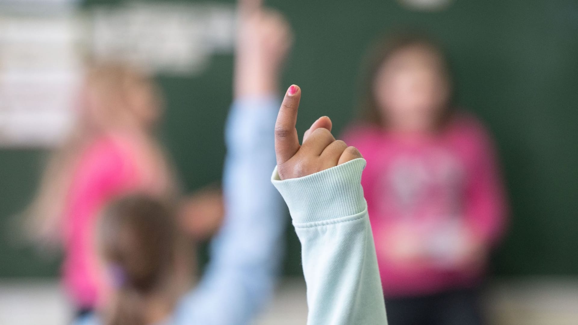 Eine Schülerin meldet sich im Unterricht. (Symbolfoto): Bildungssenatorin Aulepp setze auf "kreative Wege", um Lehrerinnen und Lehrer an Schulen zu holen.