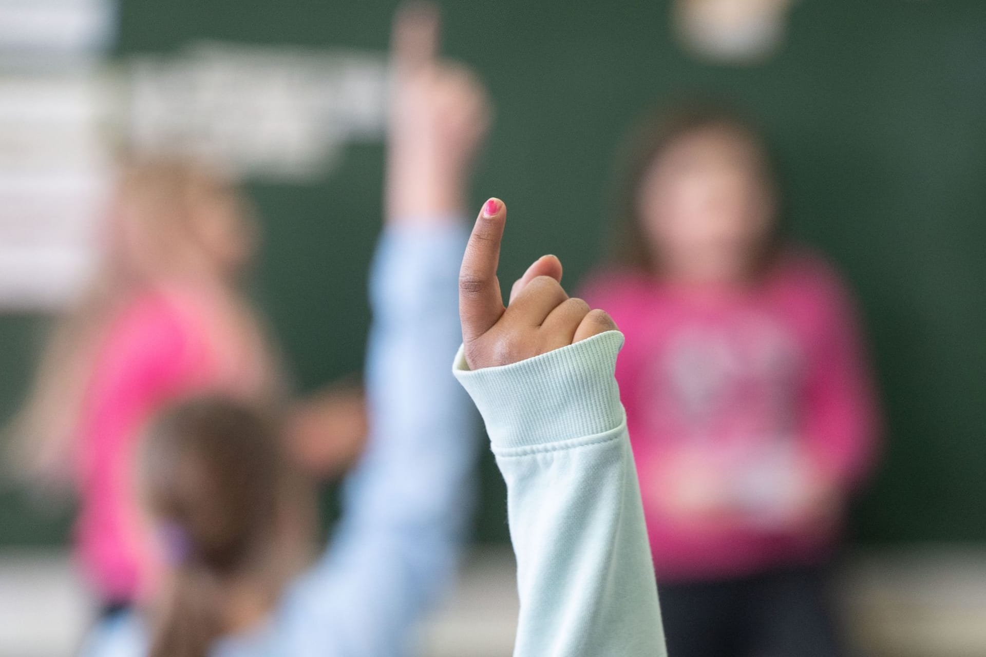 Eine Schülerin meldet sich im Unterricht. (Symbolfoto): Bildungssenatorin Aulepp setze auf "kreative Wege", um Lehrerinnen und Lehrer an Schulen zu holen.