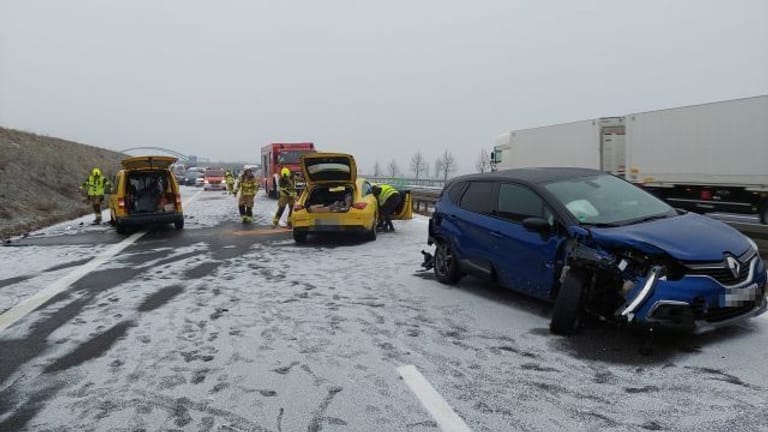 Aufgrund der spiegelglatten Fahrbahn hatte sich ein Kleintransporter auf der Autobahn gedreht, mehre Autos führen auf.