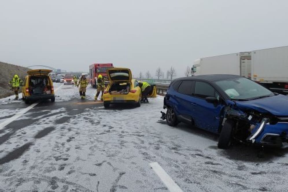 Aufgrund der spiegelglatten Fahrbahn hatte sich ein Kleintransporter auf der Autobahn gedreht, mehre Autos führen auf.