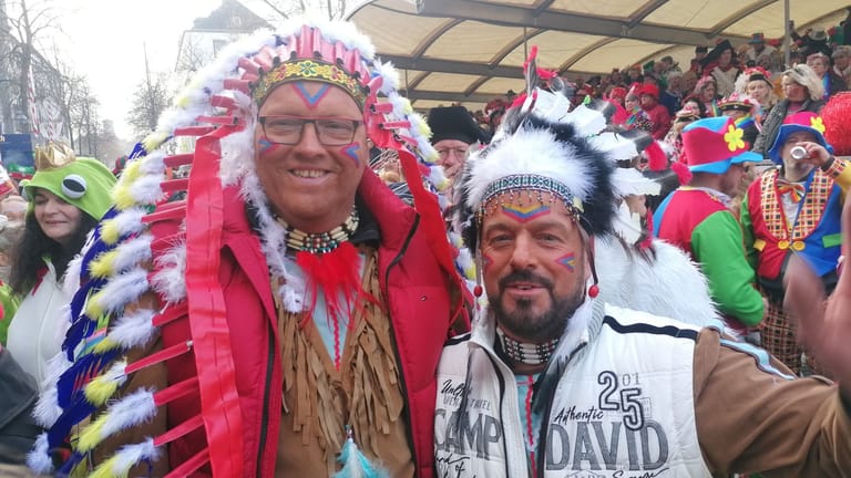 Klaus (l.) und Oliver aus der Eifel: Die beiden feiern im Indianerkostüm.