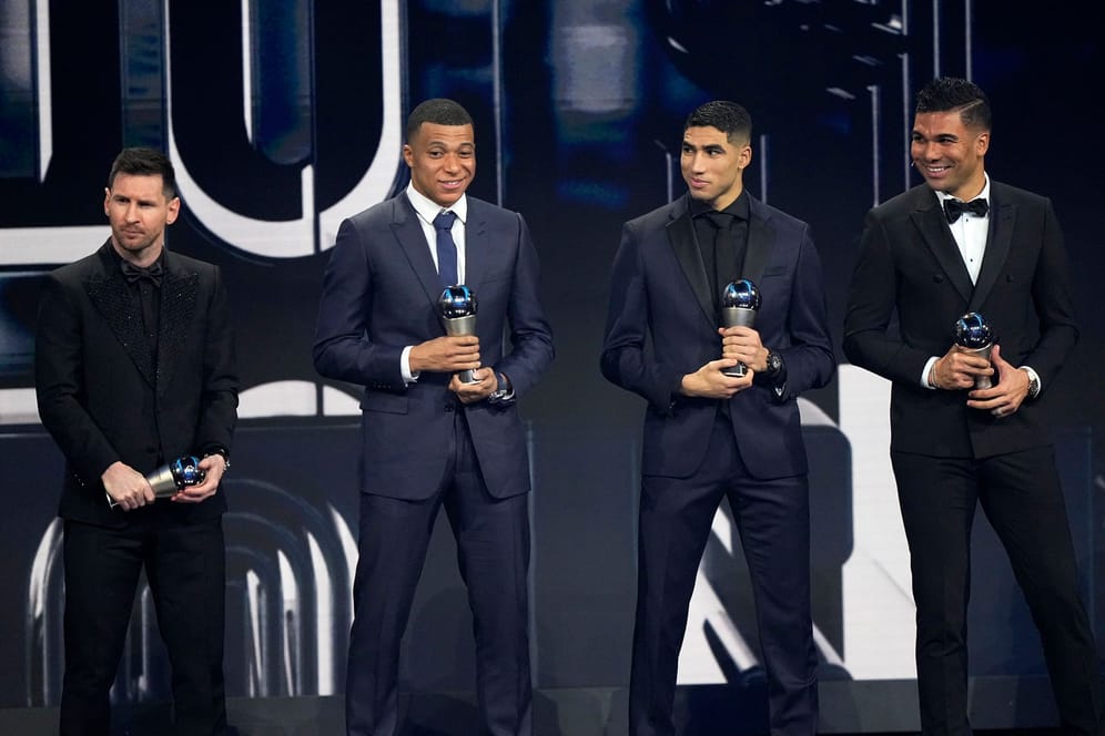 Lionel Messi (l-r), Kylian Mbappe, Achraf Hakimi, und Casemiro: Messi war auch bei den DFB-Vertretern ein Favorit auf den Titel des Weltfußballers des Jahres.