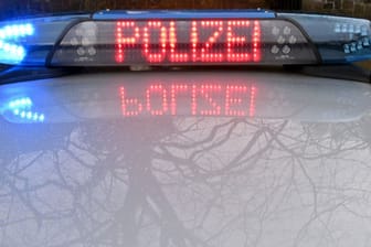 Die Schriftzug "Polizei" leuchtet auf dem Dach eines Streifenwagens (Symbolfoto): Den Wagen hatte der Mann zuvor an einer Tankstelle gestohlen.