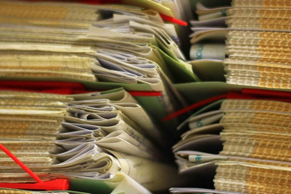 Dokumentenstapel (Symbolbild): Laut einer Studie verschlimmern einige EU-Mitgliedstaaten Brüsseler Vorgaben für Bürokratie.