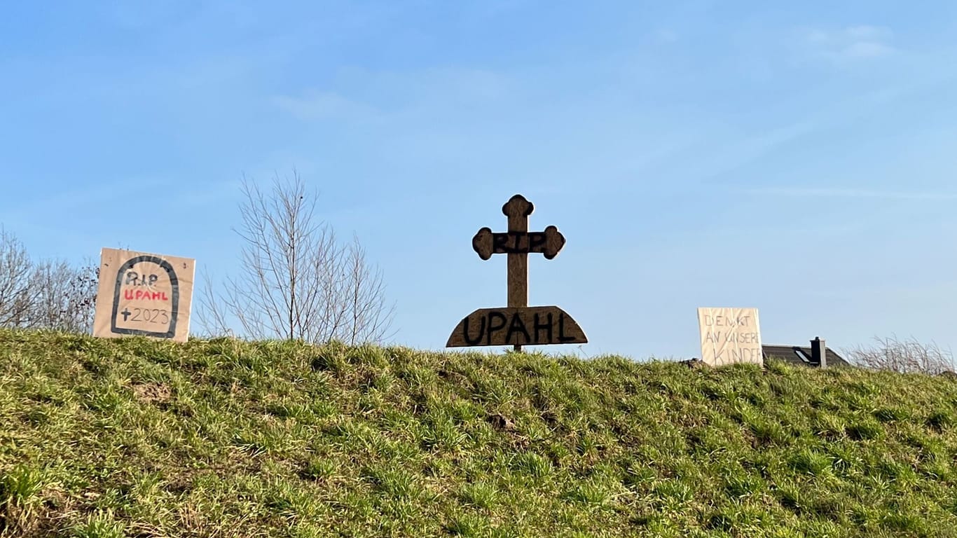 "Ruhe in Frieden Upahl": Einwohner haben Kreuze als Abgesang auf ihr Dorf aufgestellt.