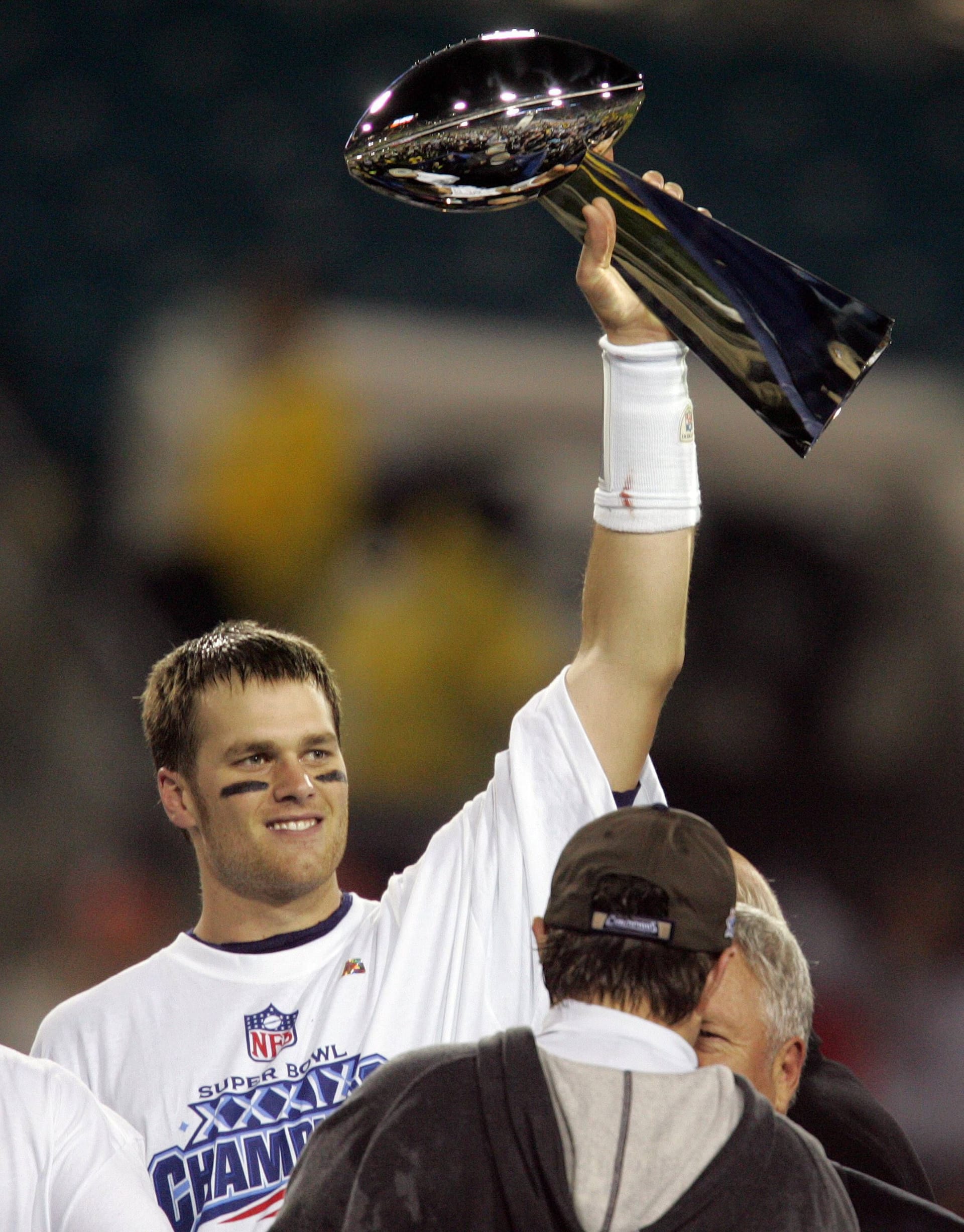 Auch in der Saison 2004 schafften es die Patriots wieder in den Super Bowl und bezwangen die Philadelphia Eagles mit 24:21. Zum dritten Mal in vier Jahren durfte Brady die Vince-Lombardi-Trophy in die Höhe stemmen.
