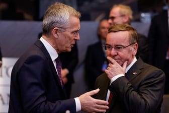 Nato-Generalsekretär Jens Stoltenberg und Bundesverteidiungsminister Boris Pistorius: Deutschland kooperiert zum Schutz der Nato-Ostflanke enger mit Partnern.