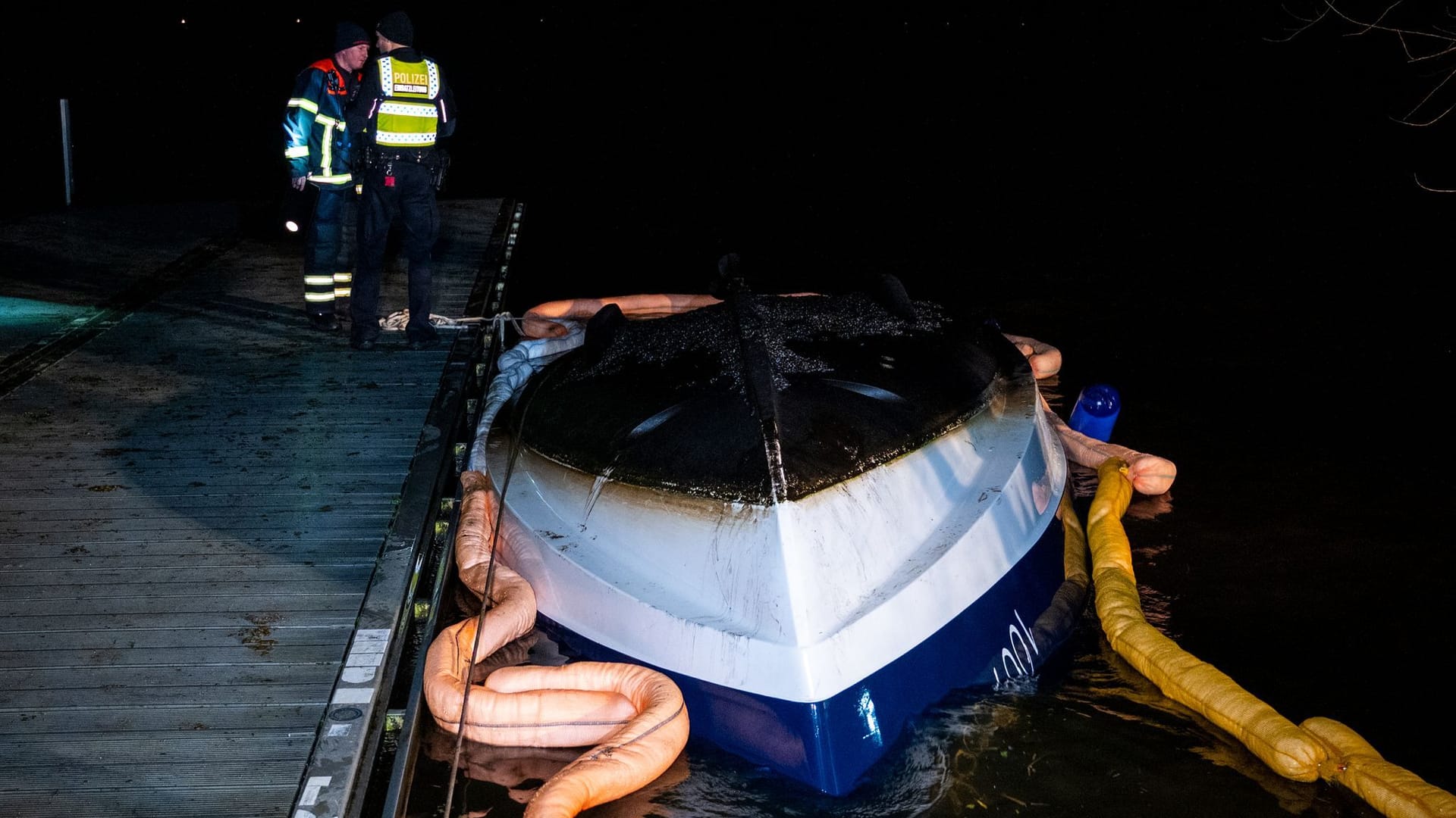 Ein Motorboot ist im Stadtteil Allermöhe auf der Dove Elbe gekentert. Ein Motorboot ist im Stadtteil Allermöhe auf der Dove Elbe gekentert.