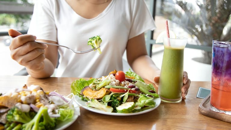 Eine Frau isst Salat (Symbolbild): In der Fastenzeit versuchen viele, sich gesünder zu ernähren.