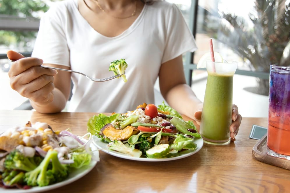 Eine Frau isst Salat (Symbolbild): In der Fastenzeit versuchen viele, sich gesünder zu ernähren.