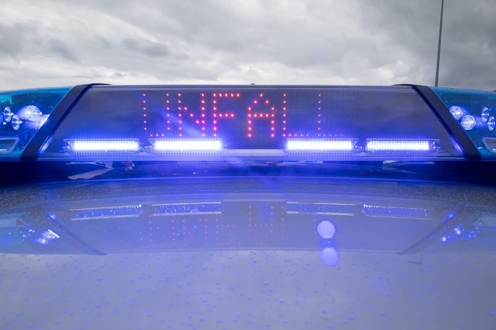 Ein Blaulicht und eine LED-Anzeige leuchten auf dem Dach eines Polizeifahrzeugs (Symbolbild): In Hamburg kam es zu einem schweren Unfall.