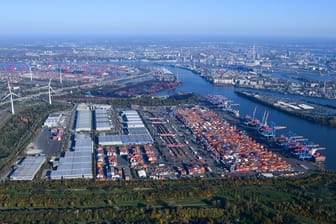 Eine Luftaufnahme des Hamburger Hafens.