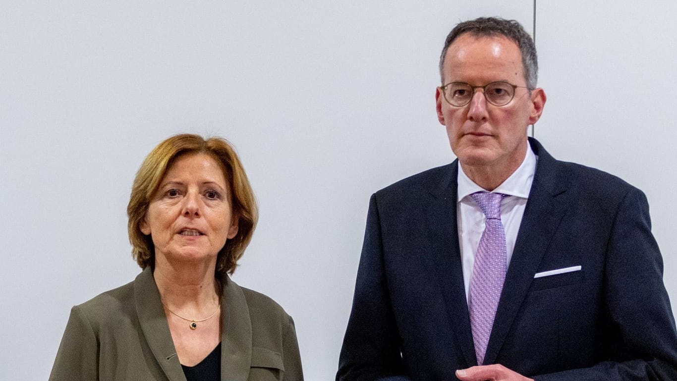 Malu Dreyer und Michael Ebling (r.) auf einer Pressekonferenz: Sie reagierten auf den Vorfall in Trier alarmierend.