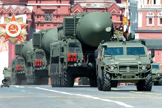 Russische Interkontinentalraketen bei einer Militärparade auf dem Roten Platz 2020 (Archivbild): Russlands Präsident Putin will das letzte große atomare Abrüstungsvertrages mit den USA einfrieren.
