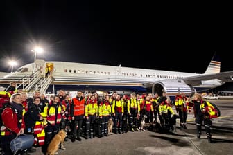 Airport Köln Bonn: Ein Team von I.S.A.R Germany auf dem Weg von Köln nach Gaziantep.