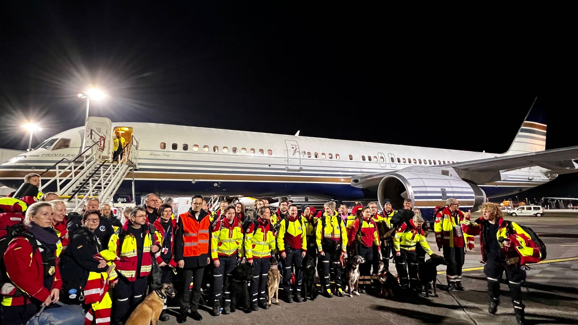 Airport Köln Bonn: Ein Team von I.S.A.R Germany auf dem Weg von Köln nach Gaziantep.