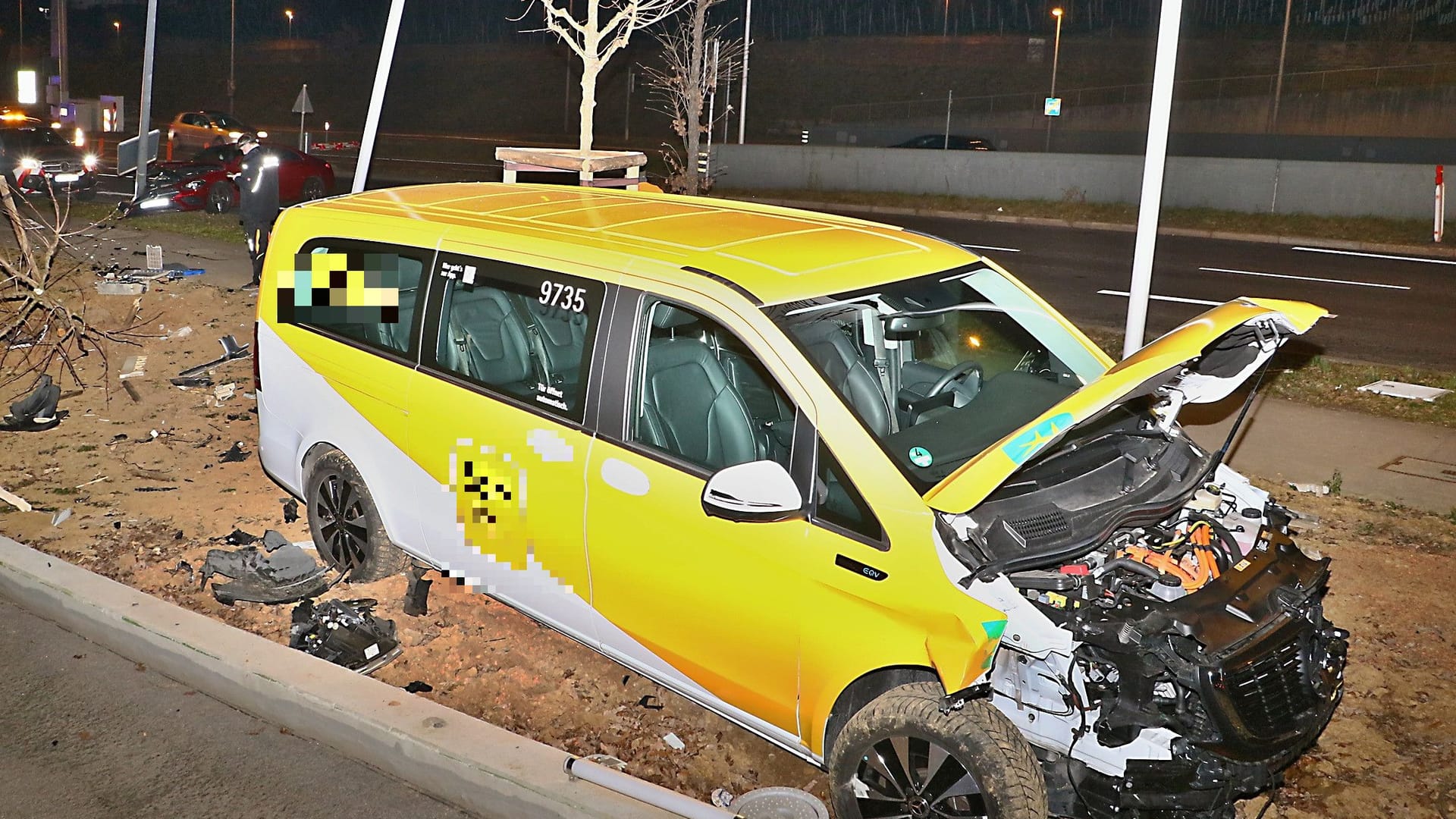 Stark beschädigter Mercedes Vito: Das Fahrzeug des Unfallfahrers wurde stark beschädigt