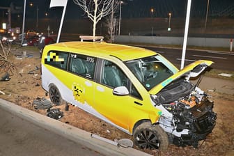 Stark beschädigter Mercedes Vito: Das Fahrzeug des Unfallfahrers wurde stark beschädigt