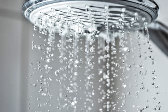 Der wassersparende Duschkopf von Grohe verbraucht nur rund halb so viel Wasser wie ein herkömmliches Modell.