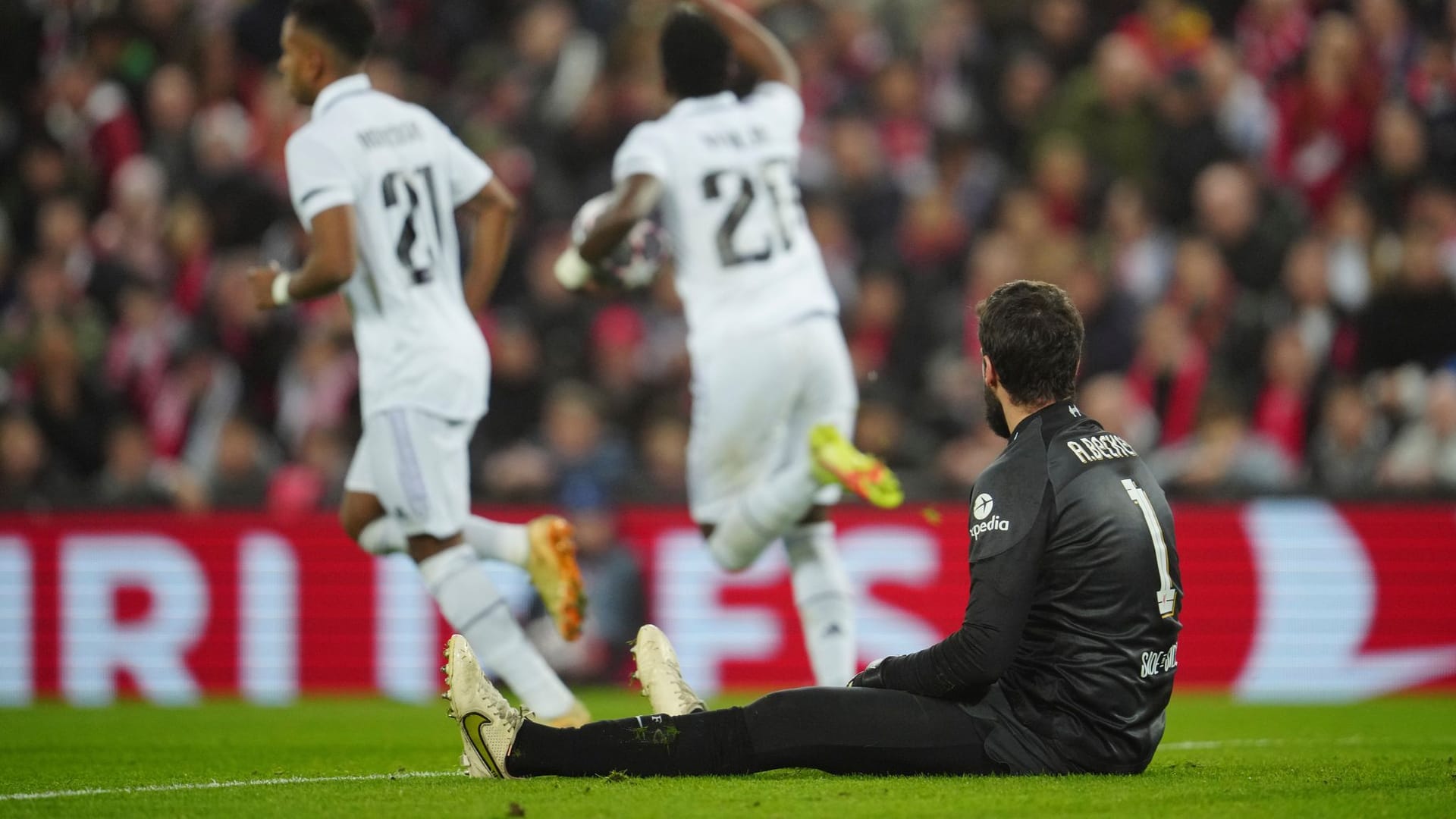 Alisson Becker (r.) am Boden, Real jubelt: Die Partie an der Anfield Road begann turbulent.