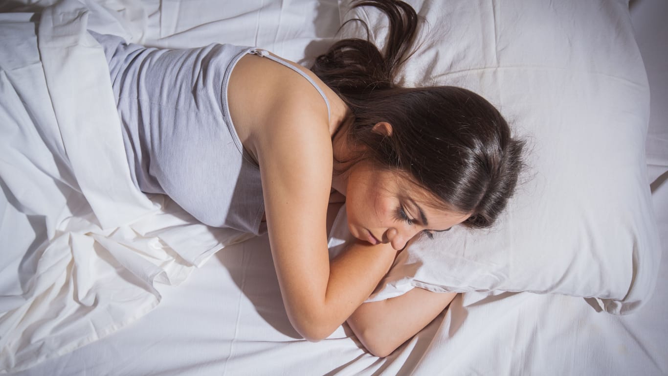 Schlaflos durch die Nacht: Eine neue Studie zeigt, wie gesundheitsschädigend ein falscher Schlafrhythmus ist.
