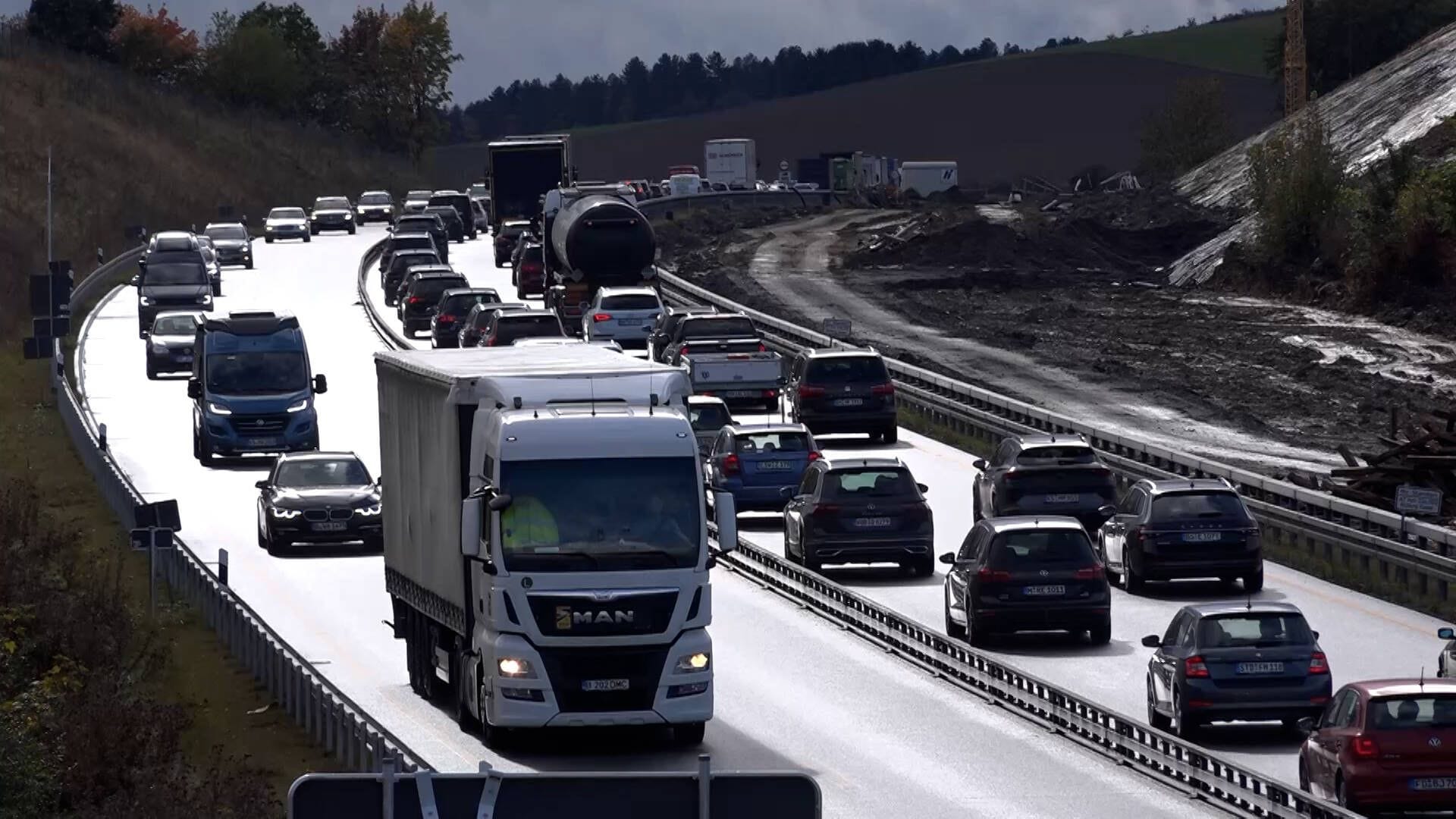 Stau auf der A7: Bei Hildesheim ist in der Nacht ein Baum auf die Autobahn gefallen (Symbolbild).