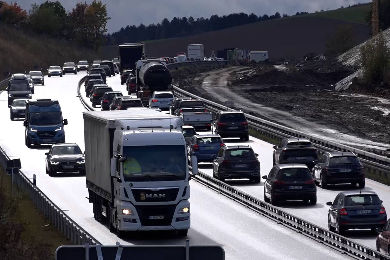 Stau auf der A7: Bei Hildesheim ist in der Nacht ein Baum auf die Autobahn gefallen (Symbolbild).