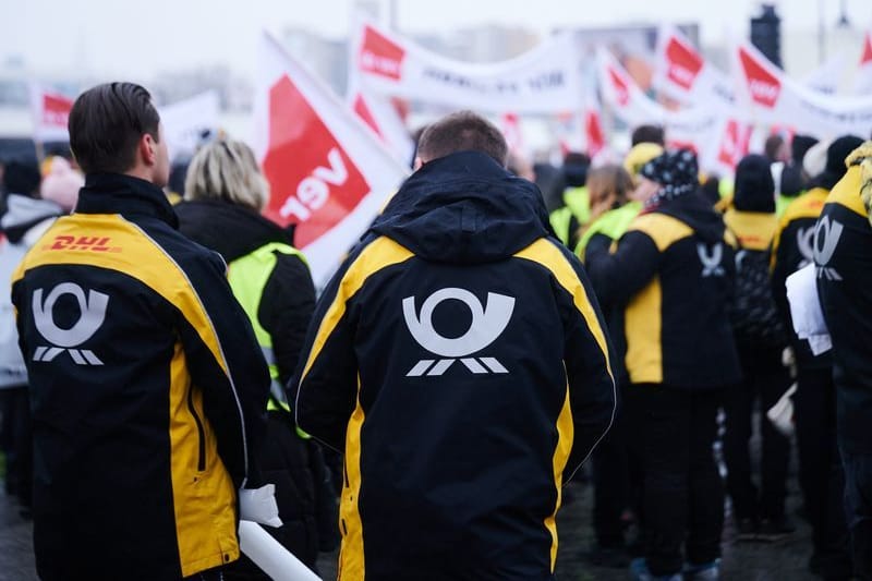 Das Post-Logo steht auf den Jacken der Demonstranten der Deutschen Post: Die Gewerkschaft Verdi fordert mehr Geld für die Beschäftigten.