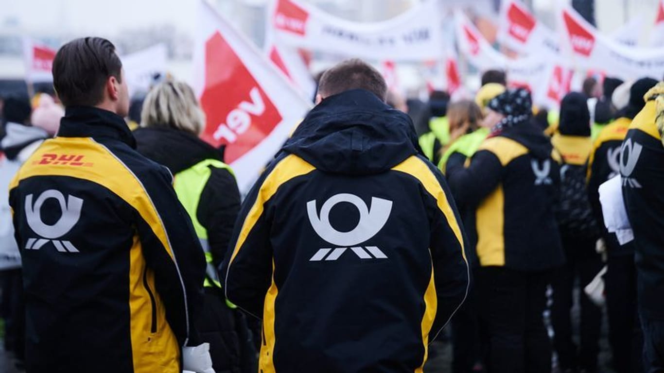 Das Post-Logo steht auf den Jacken der Demonstranten der Deutschen Post: Die Gewerkschaft Verdi fordert mehr Geld für die Beschäftigten.